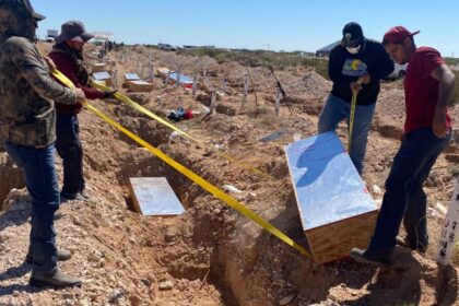 Mexico buries 117 unidentified bodies in Ciudad Juarez, on the border with the U.S. | De Último Minuto English