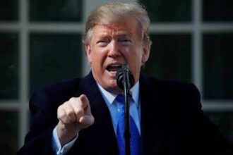 Trump gave $135,000 in cash to three of his White House aides | De Último Minuto English