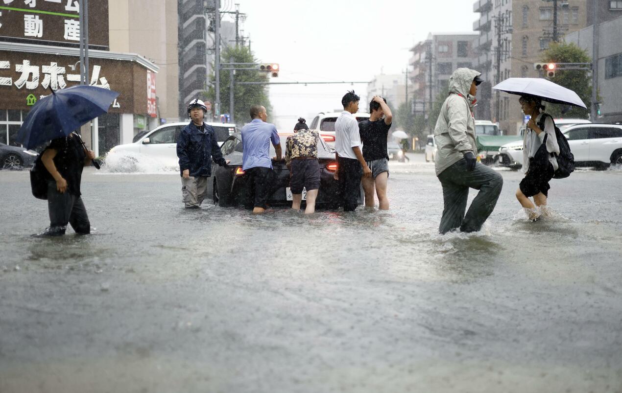 Torrential rain floods central Japan, triggers highest-level river warning