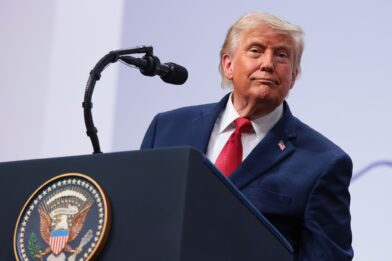Trump says he is not trying to "force" Iran to negotiate and urges the Iranian people to rise up | De Último Minuto English