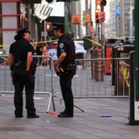 New York Police shoot and wound woman accused of stabbing two people in Times Square | De Último Minuto English