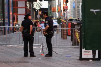 New York Police shoot and wound woman accused of stabbing two people in Times Square | De Último Minuto English