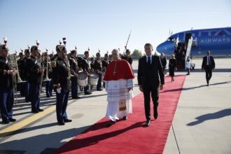 Leo XIV lands in Paris for his four-day visit to France | De Último Minuto English