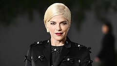 Selma Blair detained after allegedly trying to open plane door midflight | De Último Minuto English