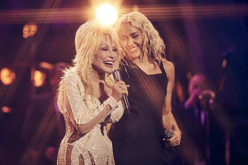 Miley Cyrus cries while paying tribute to late godmother Dolly Parton at Hollywood Bowl