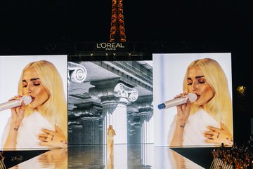 Elena Rose makes history as first Venezuelan to perform at L’Oréal Paris fashion show | De Último Minuto English