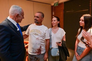Passenger Yaniv Hayoun helps stop attempted hijacking aboard FlyDubai flight | De Último Minuto English