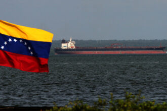 Trump says U.S. will fill strategic oil reserves with Venezuelan crude | De Último Minuto English