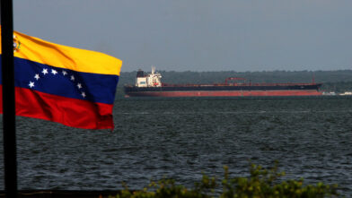 Trump says U.S. will fill strategic oil reserves with Venezuelan crude | De Último Minuto English