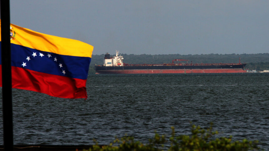 Trump says U.S. will fill strategic oil reserves with Venezuelan crude | De Último Minuto English
