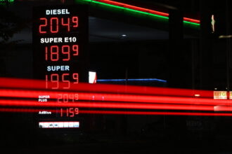 Trump says Europe agrees to release massive diesel reserves | De Último Minuto English