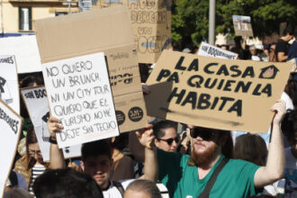 Tens of thousands protest housing crisis across Spain | De Último Minuto English