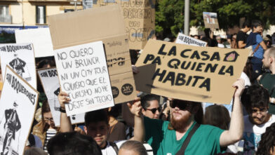Tens of thousands protest housing crisis across Spain | De Último Minuto English