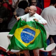 Lula did not throw Brazilian flag on the ground; he handed it to his photographer | De Último Minuto English