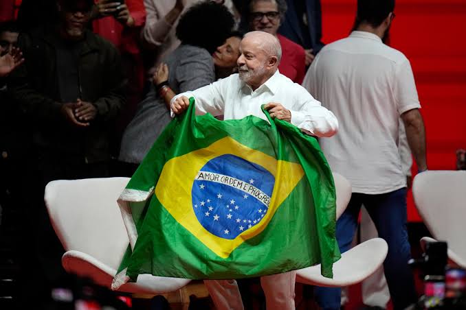 Lula did not throw Brazilian flag on the ground; he handed it to his photographer | De Último Minuto English
