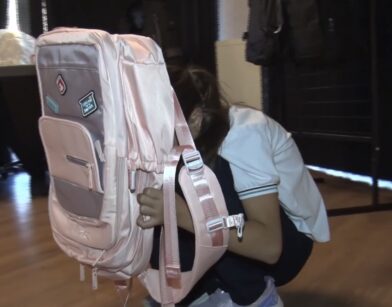 Ballistic school backpack developed to protect children during attacks | De Último Minuto English
