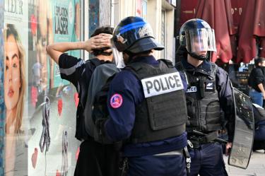 Teen loses hand during student protest in northern France | De Último Minuto English