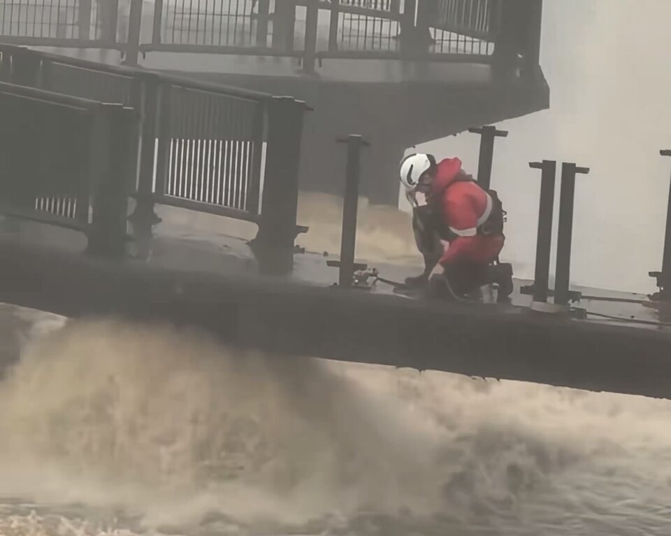 Iguazú Falls surge forces closure of Devil’s Throat walkway in Brazil | De Último Minuto English