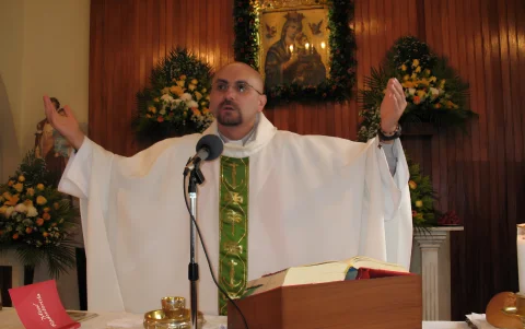 Ecuadorian priest dies after large wooden cross falls on him during Mass