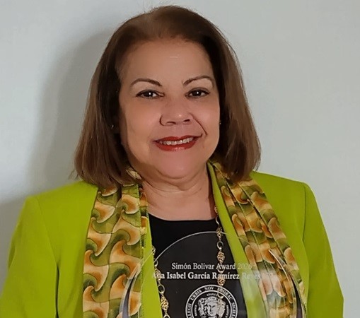 Ana García Reyes receives Simón Bolívar Award for her career in higher education in New York | De Último Minuto English