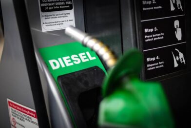 The G7 agrees to release 100 million barrels of diesel to try to stabilize prices | De Último Minuto English