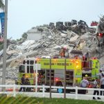 Bomberos de Miami en escombros de derrumbe