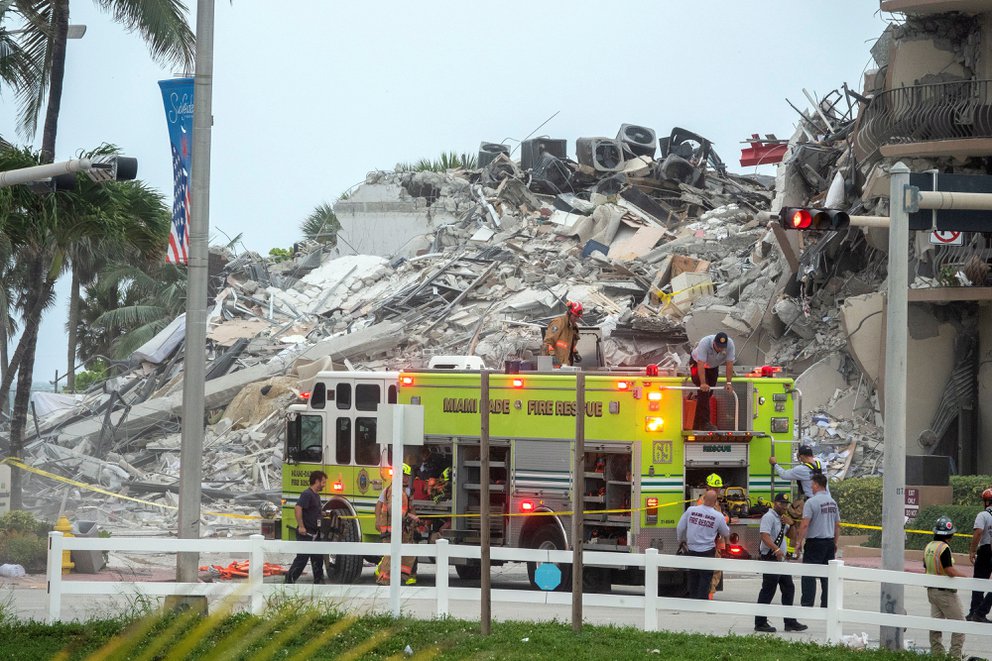 Bomberos de Miami en escombros de derrumbe