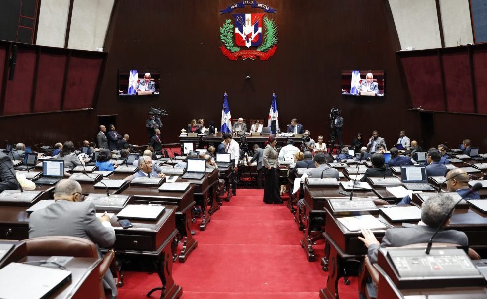 Diputados aprueban Código Penal que permite el aborto en un caso