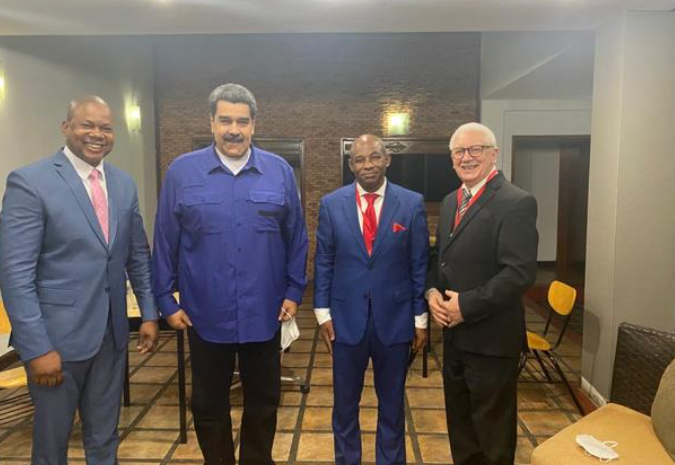Legisladores dominicanos junto al presidente de Venezuela, Nicolás Maduro