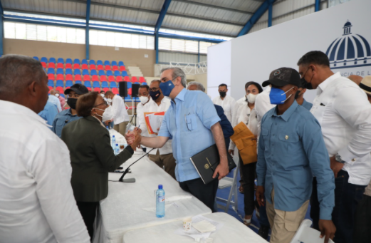 Presidente Luis Abinader con representes de juntas de vecinos de María Trinidad Sánchez