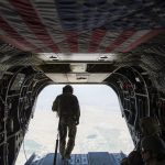 Imagen ilustrativa / Un soldado de EE.UU. en un helicóptero Chinook CH-47 después de salir de la base aérea de Bagram (Afganistán).