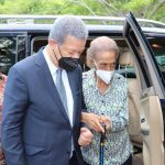 Leonel Fernández y su madre Yolanda Reyna