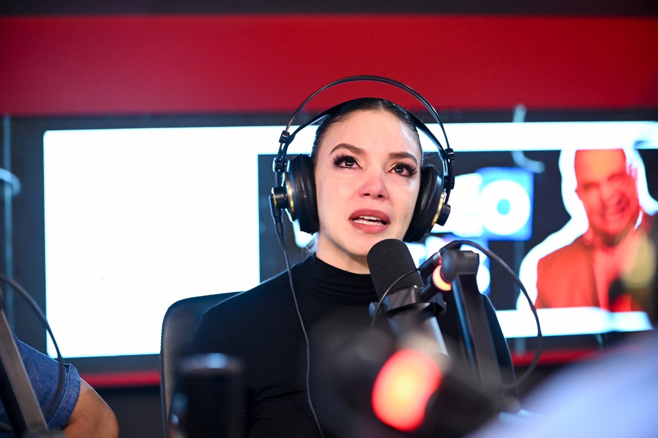 Hony Estrella lanza fuertes críticas en “Esto No Es Radio” y reta a Isaura Taveras a demandarla
