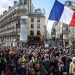 Imagen de las protestas francesa contra las medidas para apaciguar el golpe del coronavirus, hoy en París. EFE