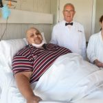 El paciente Emilio Jesús Jiménez, de 39 años, posa con el doctor Carlos Ballesta y una médico de su equipo minutos antes de someterse a la cirugía.