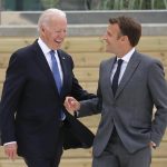 Biden y Macron evalúan cómo coordinarse para la llegada de refugiados afganos