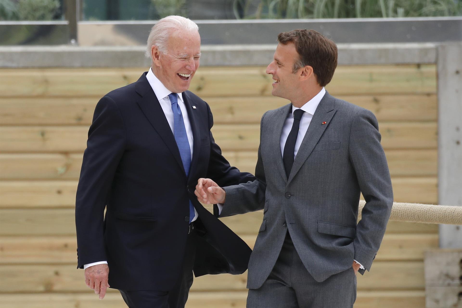 Biden y Macron evalúan cómo coordinarse para la llegada de refugiados afganos