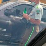 Se hace viral foto de oficial con cerveza en mano; DIGESETT investiga el caso