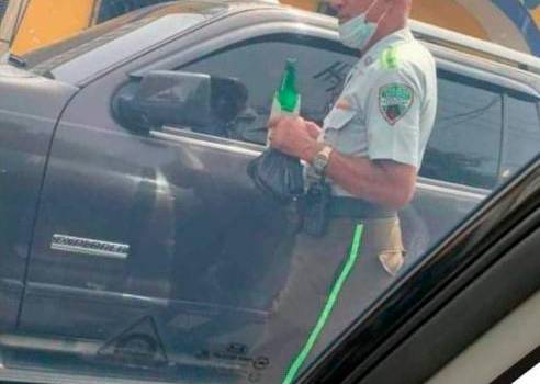 Se hace viral foto de oficial con cerveza en mano; DIGESETT investiga el caso
