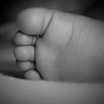 Bebé de dos meses muere tras caer de un segundo nivel en La Caleta, La Romana
