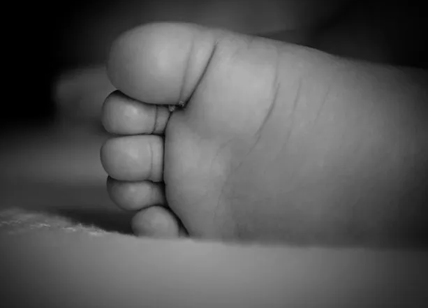 Bebé de dos meses muere tras caer de un segundo nivel en La Caleta, La Romana