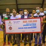 Alcalde de SDN entrega premios a ganadores de torneo de Baloncesto