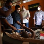 Director de la CAASD brinda asistencia a familia afectada por derrumbe en Guajimía