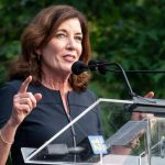 Tras la renuncia de Cuomo, Kathy Hochul será la primera gobernadora mujer de Nueva York