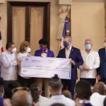 Presidente Abinader entrega premios en metálicos a medallistas olímpicos