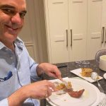 Presidente Abinader come chicharrón en pleno brote de fiebre porcina