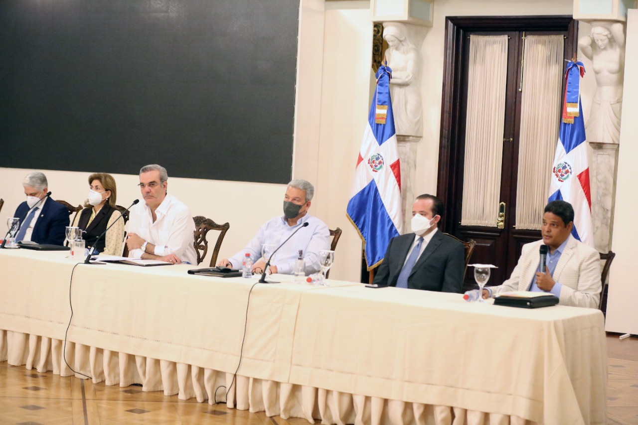Presidente Abinader reúne con organismos de socorro ante paso de huracán tropical por RD