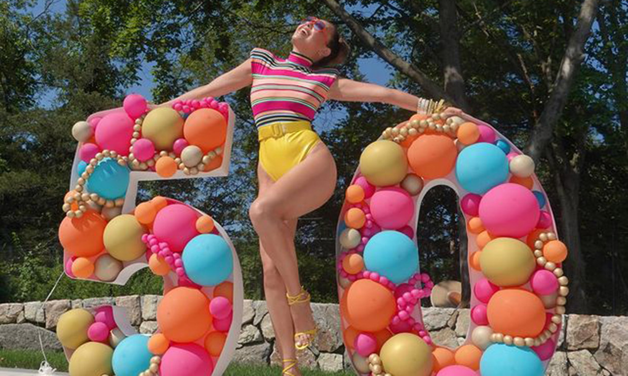 Thalía cumple 50 años y lo celebra por todo lo alto