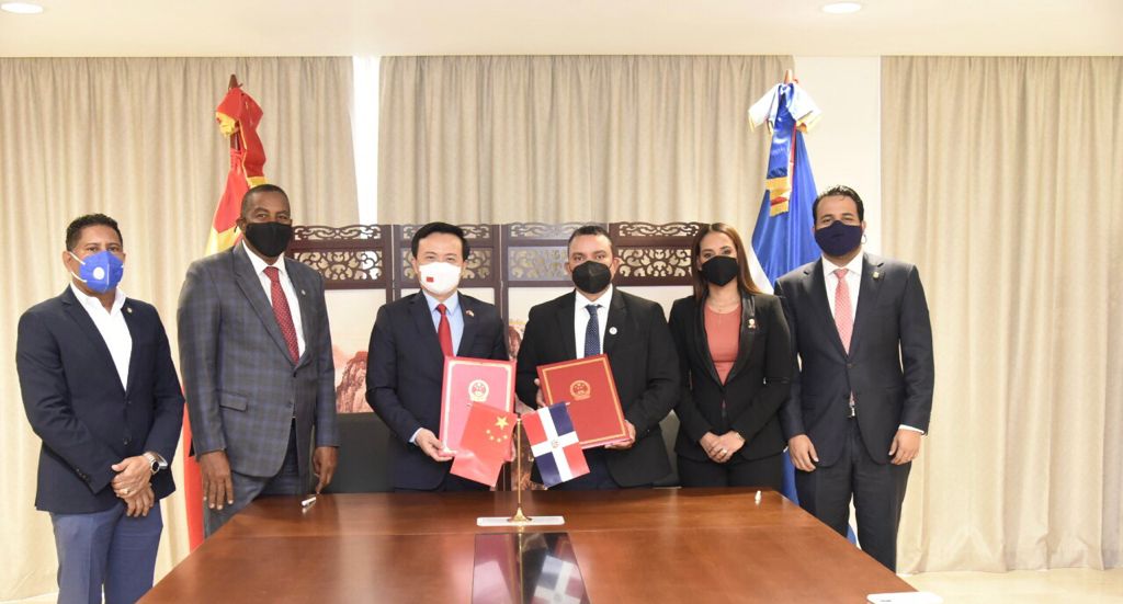 Embajada de China entrega “donación solidaria” al Hospital Ney Arias Lora
