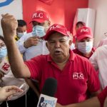 Managua.- El empresario nicaragüense Milton Arcia renunció este sábado a su candidatura presidencial por el opositor Partido Liberal Constitucionalista (PLC) para las elecciones del 7 de noviembre próximo, luego de que ese colectivo pidiera sacar de la contienda a la Alianza Ciudadanos por la Libertad (CxL), principal de oposición. Arcia, un empresario turístico, dijo a los periodistas que las autoridades del PLC no recibieron su carta de renuncia irrevocable, sin embargo ya nombraron e inscribieron ante el Poder Electoral a su sustituto, el diputado Walter Espinoza. "Lo lamentable es que antes de que pusiéramos la renuncia, ya nos habían sacado" como candidato presidencial, señaló. Arcia dijo que la presidenta nacional y representante legal del PLC, la diputada María Haydée Osuna, retiró su candidatura ante el Poder Electoral e inscribió la de Espinoza, "como que si el partido fuera una hacienda de ella", sin la autorización de la directiva de ese colectivo. El empresario turístico había anunciado en la víspera que renunciaría a su candidatura a la Presidencia de Nicaragua luego de que el PLC solicitara al Consejo Supremo Electoral (CSE) sacar del proceso de elecciones a la Alianza CxL por presuntamente violar la Ley Electoral y otras leyes, como en efecto ocurrió. El PLC, fundado por el expresidente Arnoldo Alemán (1997-2002), segunda fuerza política en la Asamblea Nacional (Parlamento) y al que distintos sectores de la oposición señalan de ser colaborador del gobernante Frente Sandinista de Liberación Nacional (FSLN), nombró como su candidato presidencial a Espinoza, que fue conductor de Osuna. El CSE resolvió el viernes sacar del proceso de elecciones a la Alianza CxL, cuando faltan tres meses para los comicios, allanando el camino al presidente del país, el sandinista Daniel Ortega, quien busca una nueva reelección. A través de una resolución, los magistrados electorales, partidarios del presidente Ortega, decidieron cancelar la personalidad jurídica al partido CxL, que encabezaba una alianza electoral junto a un partido indígena y una organización cívica, entre otros razones por haber inscritos como candidatos a los cargos de elección popular a personas consideradas como "traidores de la patria". En el actual proceso electoral las autoridades nicaragüenses han arrestado a más de una treintena de dirigentes opositores, entre ellos siete aspirantes presidenciales. El Consejo Electoral también ha cancelado la personalidad jurídica a tres partidos políticos, y el Parlamento, donde el oficialismo tiene mayoría absoluta, reformó la Ley Electoral, la cual estableció un mayor control en la estructura electoral a favor de los sandinistas. El presidente Ortega, un exguerrillero próximo a cumplir 76 años, busca su quinto mandato de cinco años, cuarto de forma consecutiva y segundo junto con su esposa, la vicepresidenta Rosario Murillo, en las elecciones de noviembre.